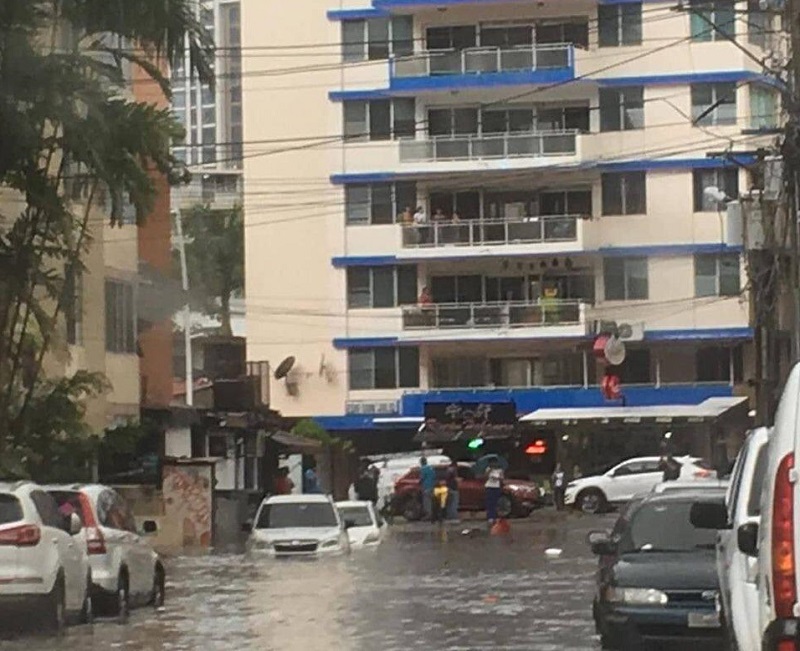 Mal tiempo provoca inundaciones y tranques en la Ciudad Capital