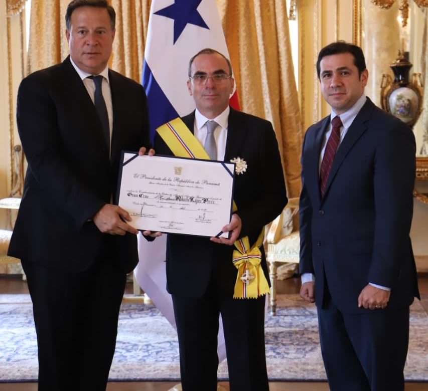 Varela condecora con orden Manuel Amador Guerrero a Rolando López, jefe del Consejo de Seguridad