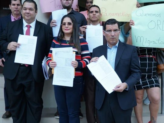 Diputada Rodríguez y un grupo de abogados protestan contra decreto ejecutivo que beneficia a extranjeros