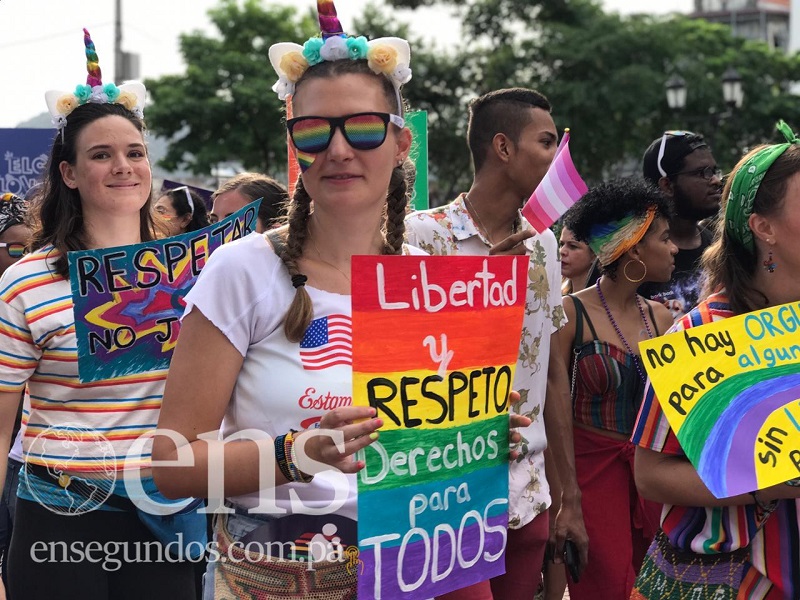 El "orgullo gay" inunda las calles del Casco Antiguo con mucho color
