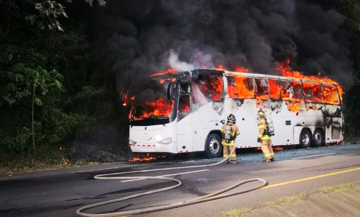 Bus de la ruta Santiago-Panamá se incendia en Loma Campana sin dejar heridos
