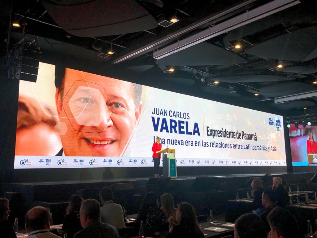 Varela dicta conferencia a empresarios en Colombia