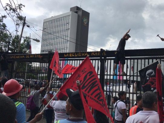 Universitarios y obreros llegan a los predios de la Asamblea para jornada de protesta