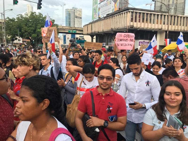 Inicia concentración de manifestantes en Plaza 5 de Mayo