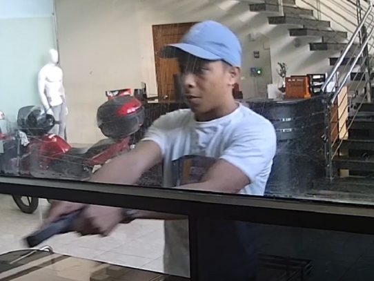 Video capta robo a mano armada en Zona Libre de Colón