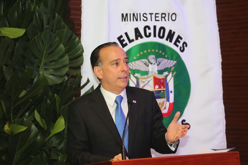 Ministro Ferrer presenta proyecto que ratifica convención multilateral contra evasión fiscal