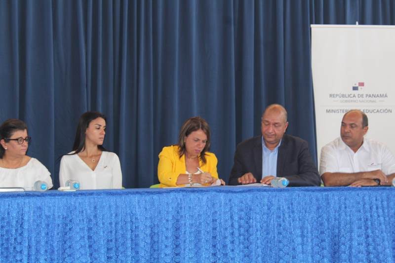 Meduca y Amupa firman convenio para reparaciones de escuelas