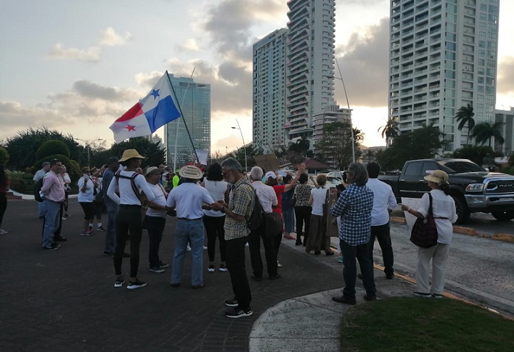 Protestan contra el proyecto de recuperación de playas de la ciudad capital