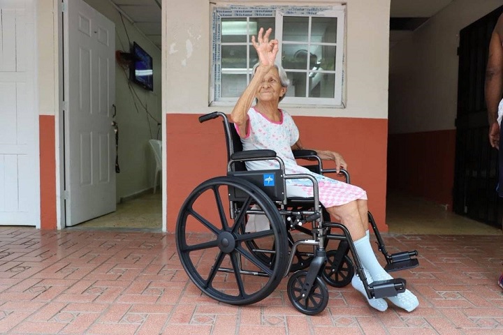 Alcaldía de Panamá entregó medicamentos, sillas de ruedas y alimentos en Los Años Dorados