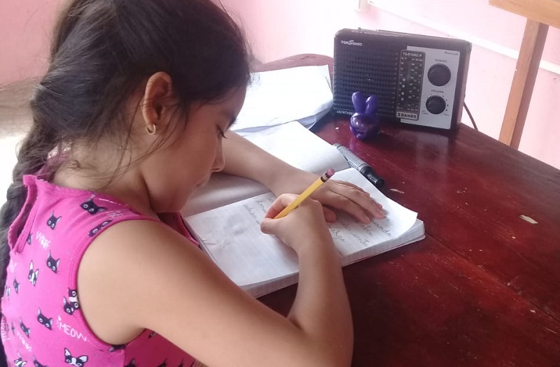 Unos 12 mil estudiantes de Veraguas se benefician de clases por radio y televisión