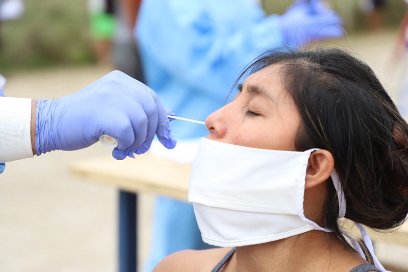 Una pandemia "lejos de haber terminado" hace estragos en América y Asia
