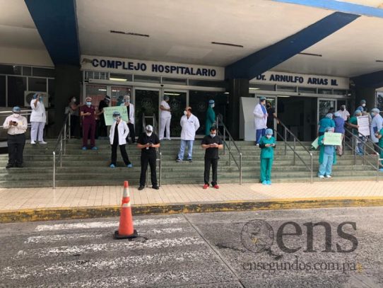 Médicos de neonatología y ginecología protestan en el complejo de la CSS