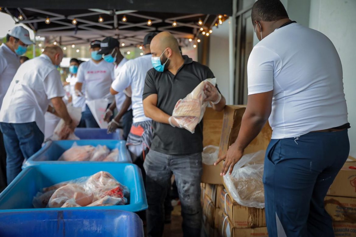 Donan  6,500 libras de cerdo a los voluntarios de Panamá Solidario