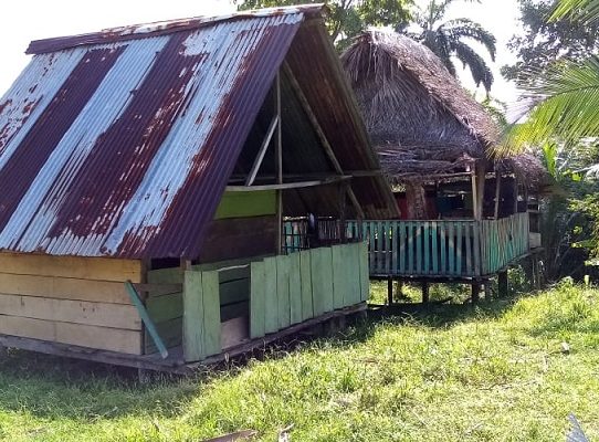 Trasladan materiales para mejorar viviendas a familias afectadas en Calovébora