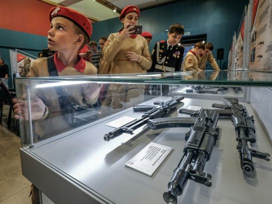 Escolares rusos aprenden a armar fusiles AK-47 en centenario de Kalashnikov